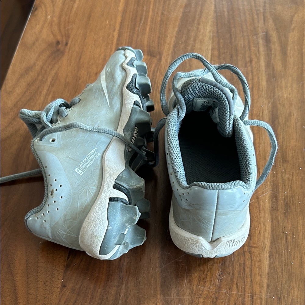 Nike Kids Light Gray Athletic Cleats - Grey Size 11C - Picture 4 of 4